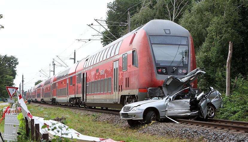 Zu dem Unfall mit dem Regionalexpress kam es an einem Bahn&uuml;bergang.