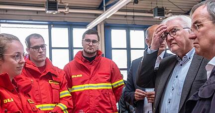 Dank «im Namen aller Deutschen»: Bundespräsident Frank-Walter Steinmeier hat gemeinsam mit NRW-Ministerpräsident Armin Laschet Helfer im Hochwassergebiet in NRW besucht. Dank «im Namen aller Deutschen»: Bundespräsident Frank-Walter Steinmeier hat gemeinsam mit NRW-Ministerpräsident Armin Laschet Helfer im Hochwassergebiet in NRW besucht.