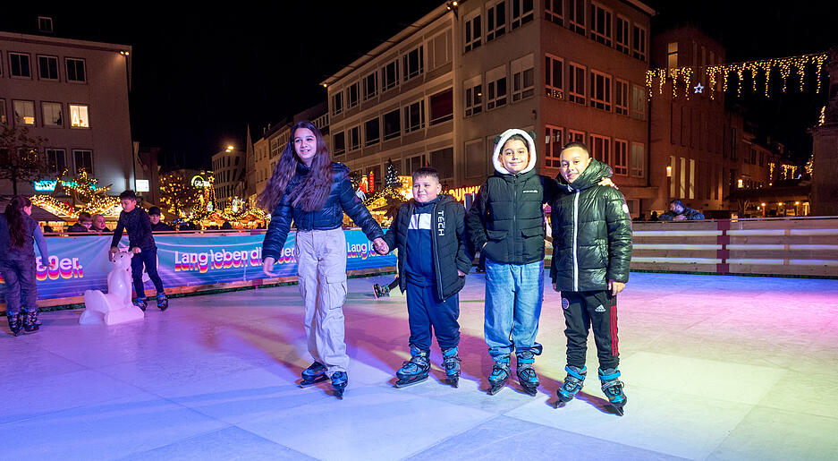 Über die Eisbahn freuen sich am ersten Abend vor allem die Kinder.