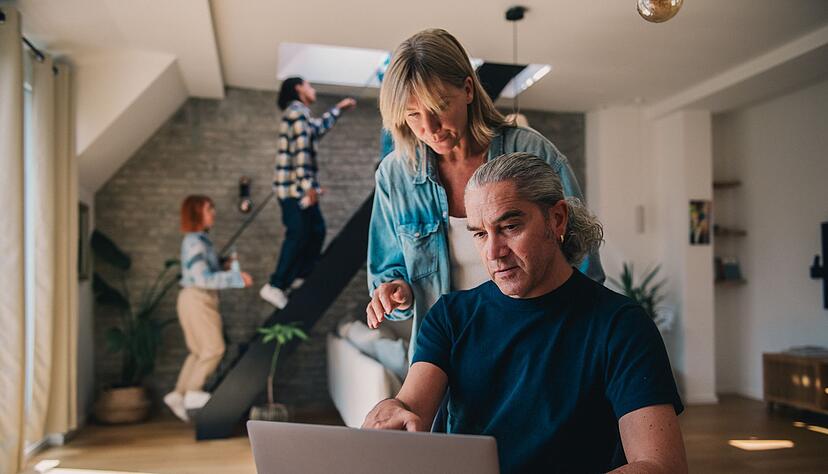 Ehe kann sich steuerlich lohnen &ndash; muss aber nicht: Verdienen beide &auml;hnlich, ist der Steuervorteil meist kaum sp&uuml;rbar.