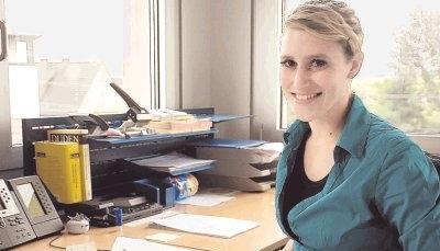 Jana Bolch ist Auszubildende bei der Stadt. Im Bauamt führt sie nicht nur das Bautagebuch. Hier wird sie auch in andere, wichtige Aufgaben und Arbeiten eingebunden. Foto: Waltraud Langer Jana Bolch ist Auszubildende bei der Stadt. Im Bauamt führt sie nicht nur das Bautagebuch. Hier wird sie auch in andere, wichtige Aufgaben und Arbeiten eingebunden. Foto: Waltraud Langer
