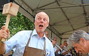 Das hat gesessen: Karlheinz Hofmann eröffnet das Fest mit dem Fassanstich. Das hat gesessen: Karlheinz Hofmann eröffnet das Fest mit dem Fassanstich.