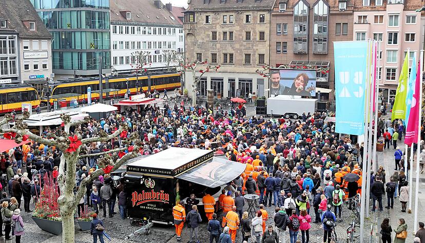 Weil nicht alle zur Feier mit Bundespräsident Steinmeier gehen konnten, gab es auf dem Marktplatz ein Public Viewing. Rund 1700 Menschen kamen trotz Regens. Foto: Ralf Seidel
