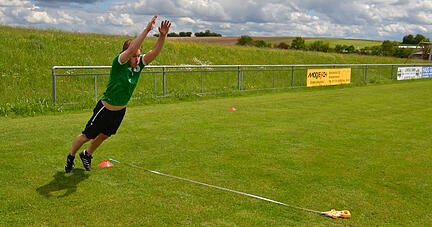 Je h&ouml;her der Athlet abspringt, desto besser kann er die Beine anziehen. Foto: Valerie Blass