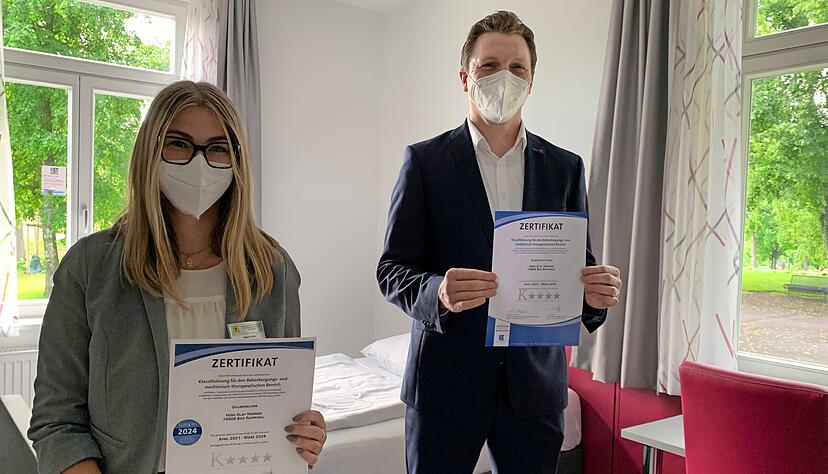 Ingmar Schiedel, Prokurist der Kur- und Klinikverwaltung, und Praktikantin Alina Heinle halten die beiden neuen Zertifikate in Händen.
Foto: Ulrike Plapp-Schirmer Ingmar Schiedel, Prokurist der Kur- und Klinikverwaltung, und Praktikantin Alina Heinle halten die beiden neuen Zertifikate in Händen.
Foto: Ulrike Plapp-Schirmer