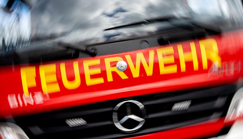 Das Wohnmobil und der Carport standen in Vollbrand. (Symbolbild)