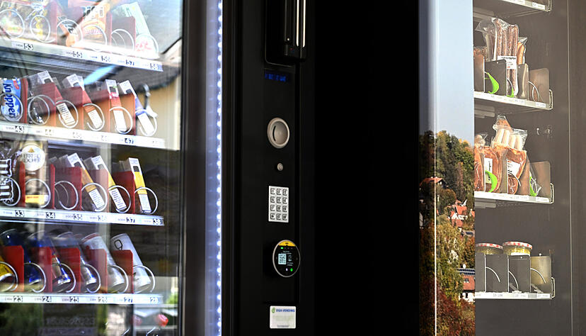 Aus Lebensmittel-Automaten erhalten Menschen 24 Stunden am Tag, 7 Tage die Woche Lebensmittel oder Süßigkeiten. Aus Lebensmittel-Automaten erhalten Menschen 24 Stunden am Tag, 7 Tage die Woche Lebensmittel oder Süßigkeiten.