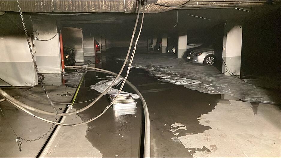 Aus noch ungeklärter Ursache hatte ein Auto darin Feuer gefangen.