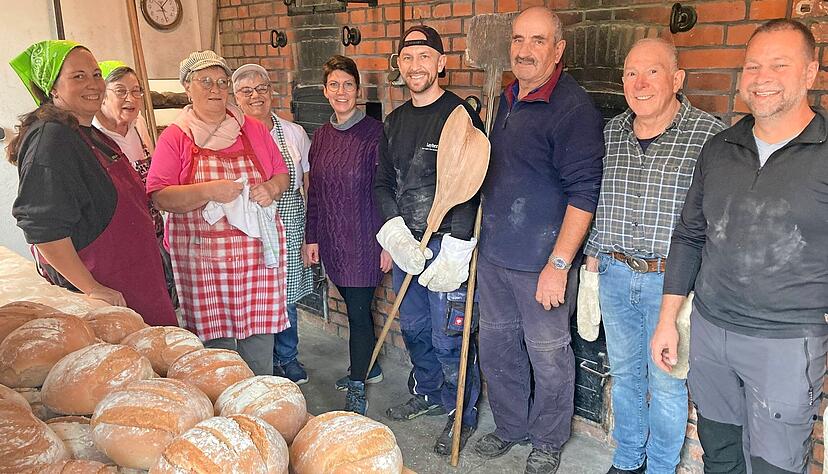 Lebendige Dorfgemeinschaft: Kleingartachs Landfrauen und ihre Landmänner backen Dutzende Brote und Blechkuchen im Backhaus. Lebendige Dorfgemeinschaft: Kleingartachs Landfrauen und ihre Landmänner backen Dutzende Brote und Blechkuchen im Backhaus.