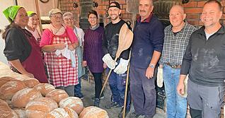 Lebendige Dorfgemeinschaft: Kleingartachs Landfrauen und ihre Landmänner backen Dutzende Brote und Blechkuchen im Backhaus.