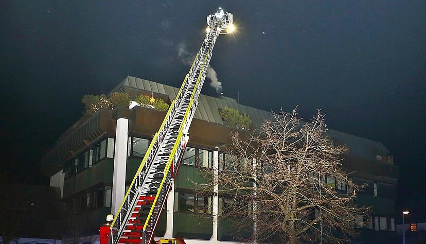 Vier Menschen sind bei einem Brand in einem Mehrfamilienhaus verletzt worden.