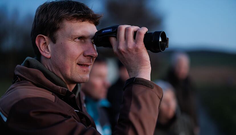 Umweltwissenschaftler Marcel Holy h&auml;lt nach Rebh&uuml;hnern Ausschau.