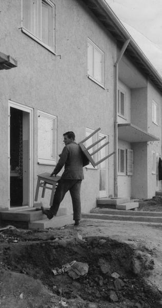 Im Winter 1953 ziehen die ersten Siedler in ihre Häuser ein.