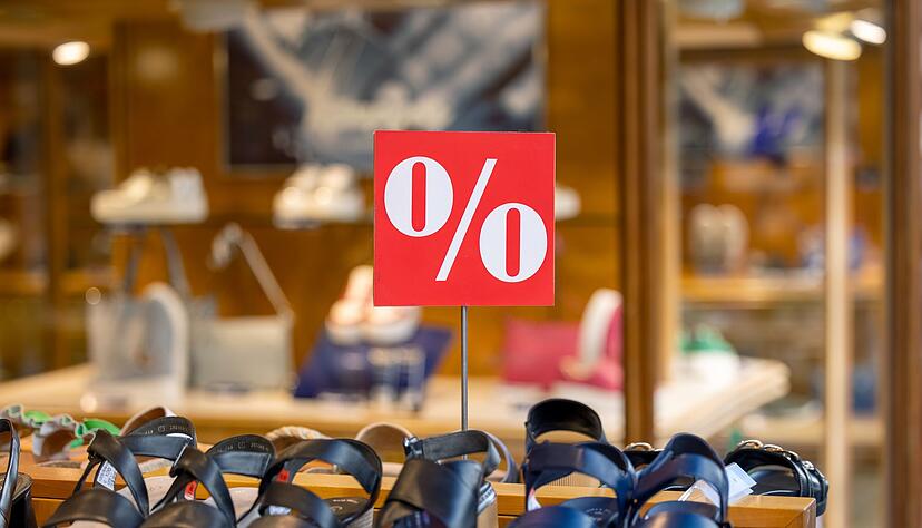 Die Ums&auml;tze der Schuhh&auml;ndler in Deutschland waren in der ersten Jahresh&auml;lfte 2024 niedriger als im gleichen Zeitraum des Vorjahres.