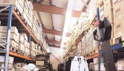 Trikots, Hosen, Trainingsanzüge, Taschen oder Bälle des italienischen Sportartikelherstellers Legea für ganz Deutschland lagert die Sega Textil GmbH in Böckingen. Von Rüsselsheim zog die Firma mit dem Zentrallager an den Neckar.Fotos: Carsten Friese