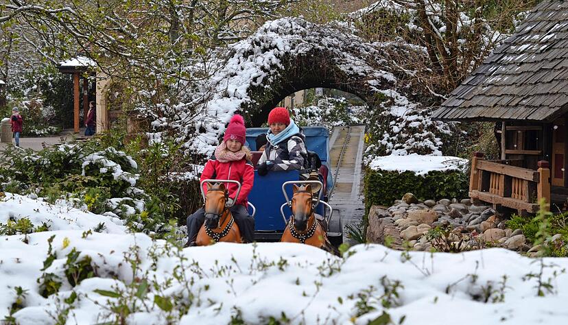 Es sind vor allem Jahreskartenbesitzer, die sich nicht vom Schnee aufhalten lassen. Warm eingepackt genießen sie bei Eiseskälte den Saisonstart in Tripsdrill.
Fotos: Stefanie Pfäffle