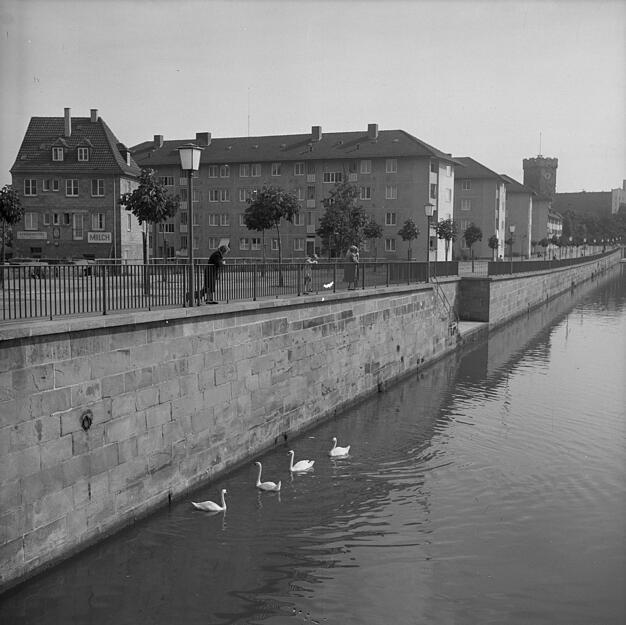 Die undatierte Aufnahme zeigt neu errichtete, moderne Wohnbauten in der "Obere Neckarstraße" in Heilbronn direkt am Neckar. Der Zweite Weltkrieg traf die Stadt vernichtend und verwandelte sie in eine Trümmerwüste. Völlig zerstört wurde vor allem die Altstadt.
