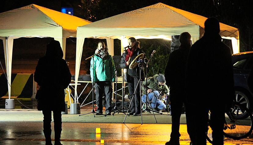 Rund 40 Personen versammelten sich an Silvester auf dem &Ouml;hringer Herrenwiesenparkplatz, um gegen die Corona-Ma&szlig;nahmen zu demonstrieren.
Foto: Archiv/Ludwig