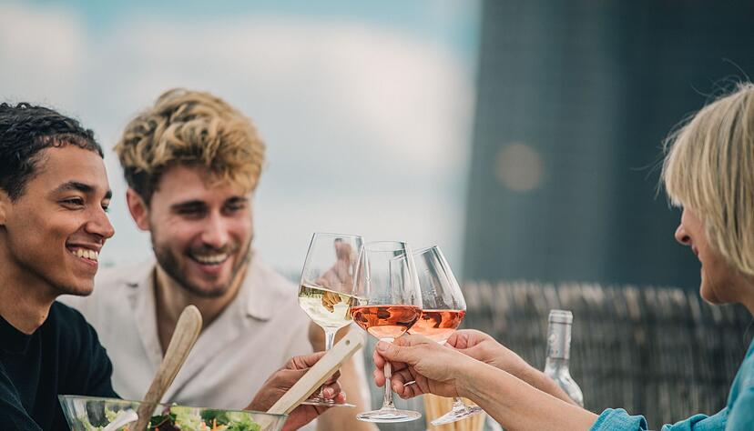 Nicht nur zum Aperitif eignen sich leichte Weine und Schaumweine. Ein Frühstückswein passt hervorragend zum Brunch.
