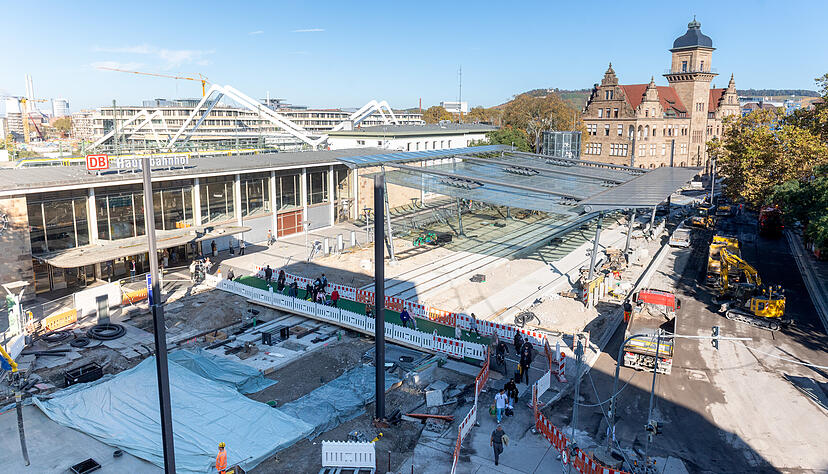 Ersatzhaltestellen und Ersatzverkehr wurden eingerichtet, einige Verbindungen gestrichen. Ersatzhaltestellen und Ersatzverkehr wurden eingerichtet, einige Verbindungen gestrichen.