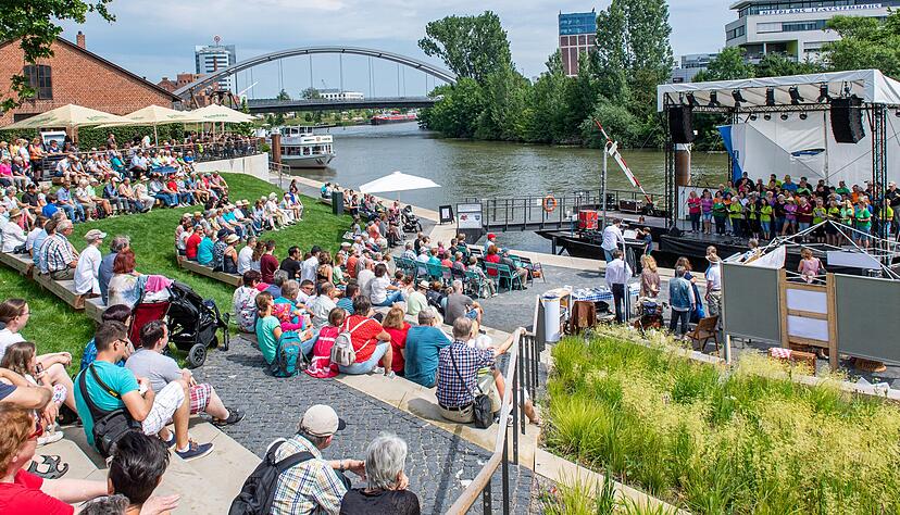 Blick auf die F&auml;hrleb&uuml;hne neben der Alten Reedere: W&auml;hrend der Bundesgartenschau fanden zahlreiche Veranstaltungen auf der ehemaligen Ha&szlig;mersheimer F&auml;hre statt.