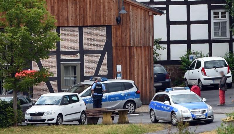 Polizeifahrzeuge vor dem Hofgut Sassen, von dem aus Reinhold Würths Sohn entführt wurde. Polizeifahrzeuge vor dem Hofgut Sassen, von dem aus Reinhold Würths Sohn entführt wurde.