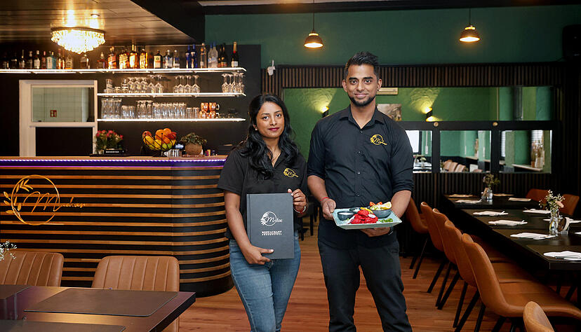 Lavothini und Jasikar Umapathisivam in ihrem Lokal "Madrasi", in dem sie schwerpunktm&auml;&szlig;ig s&uuml;dindische Speisen servieren.