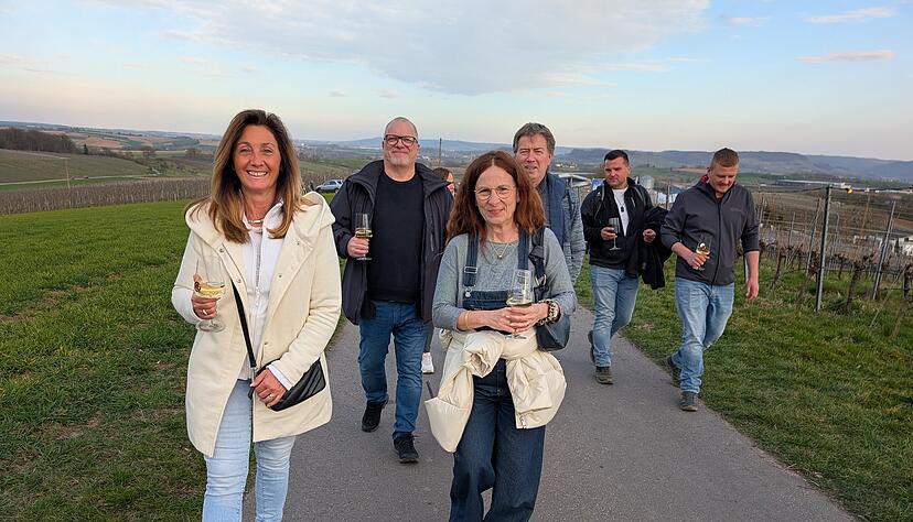 Durch die Weinberge wandern in guter Gesellschaft: Das Bretzfelder Event, Rebenglühen, lockt etliche Besucher ins Siebeneicher Himmereich.