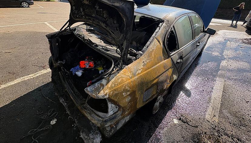 Ein 3er-BMW ist am Freitagmorgen auf dem AWO-Parkplatz in Neckarsulm-Amorbach ausgebrannt.