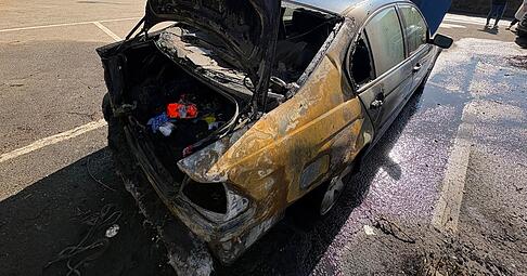 Ein 3er-BMW ist am Freitagmorgen auf dem AWO-Parkplatz in Neckarsulm-Amorbach ausgebrannt.