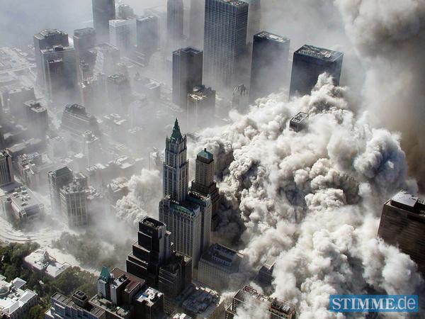 Die Aufnahme vom 11. September 2001, die von einem Mitarbeiter des New York City Police Department (NYPD) aus der Luft  aufgenommen wurde, zeigt Wolken aus Staub und Rauch, die &uuml;ber den eingest&uuml;rzten T&uuml;rmen des World Trade Centers und &uuml;ber Manhattan stehen, kurz nach dem Terroranschlag vom 11.09.2001 in New York, USA. Die Fotos wurden im Februar 2010 nach einem sogenannten "Freedom of Information Act request" vom National Institute of Standards and Technology (NIST) an Medien gegeben.