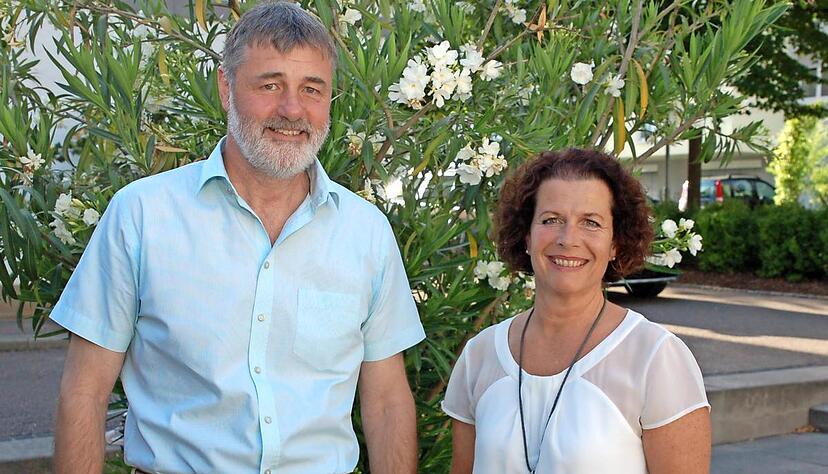 Verwaltungsleiter Martin Ullenbruch und Außenstellenleiterin Elke Hettler berichteten über die Arbeit der VHS Unterland.Foto: Stefanie Pfäffle