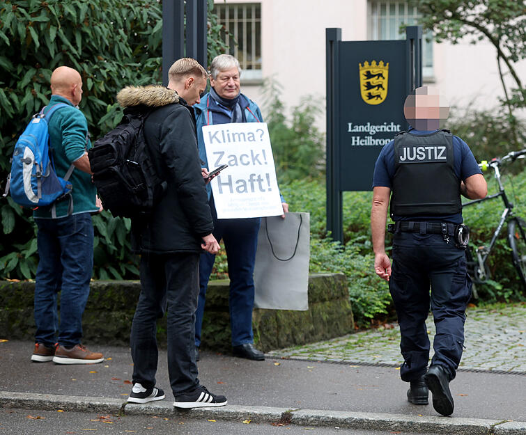 "Letzte Generation" hält Mahnwache vor Heilbronner Landgericht ab "Letzte Generation" hält Mahnwache vor Heilbronner Landgericht ab