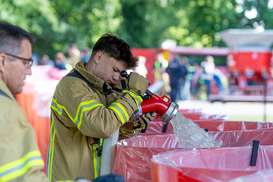 Feuerwehr, Polizei, Rettungsdienste und das Technische Hilfswerk nehmen mit insgesamt rund 400 Einsatzkräften an der Katastrophenschutzübung in Heilbronn teil. Geprobt wird das Szenario "extremes" Hochwasser. Feuerwehr, Polizei, Rettungsdienste und das Technische Hilfswerk nehmen mit insgesamt rund 400 Einsatzkräften an der Katastrophenschutzübung in Heilbronn teil. Geprobt wird das Szenario "extremes" Hochwasser.