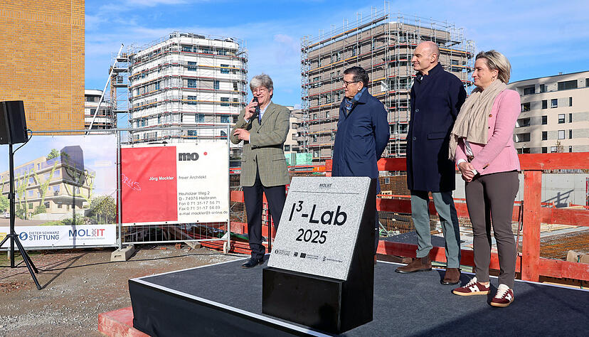 Grundsteinlegung für das biomedizinische Forschungslabor I³ neben dem SLK-Klinikum: Christian Fegeler, Geschäftsführer des Molit-Instituts, Reinhold Geilsdörfer, Geschäftsführer der Dieter-Schwarz-Stiftung, SLK-Klinikdirektor Uwe Martens und Ministerin Nicole Hoffmeister-Kraut. Grundsteinlegung für das biomedizinische Forschungslabor I³ neben dem SLK-Klinikum: Christian Fegeler, Geschäftsführer des Molit-Instituts, Reinhold Geilsdörfer, Geschäftsführer der Dieter-Schwarz-Stiftung, SLK-Klinikdirektor Uwe Martens und Ministerin Nicole Hoffmeister-Kraut.