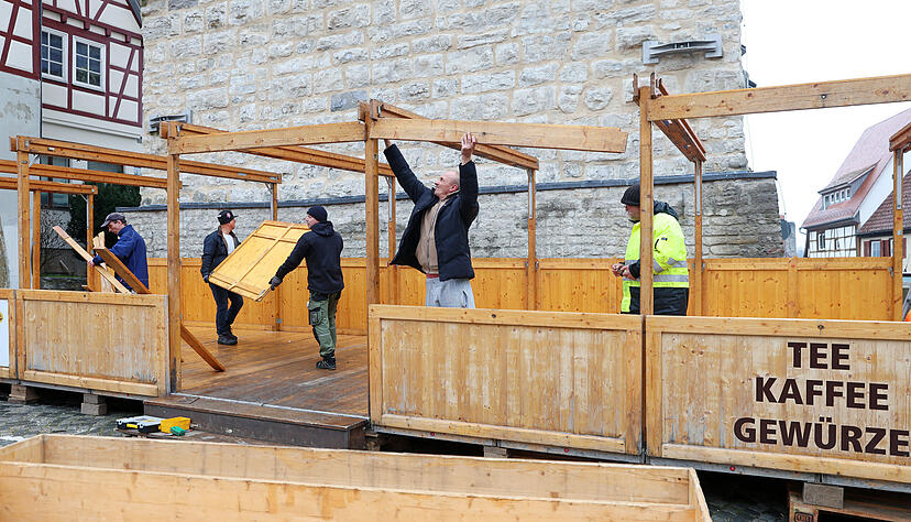 Zahlreiche Helfer packen mit an, damit die rund 100 Hütten ab Freitag in der Bad Wimpfener Innenstadt für malerische Atmosphäre sorgen.