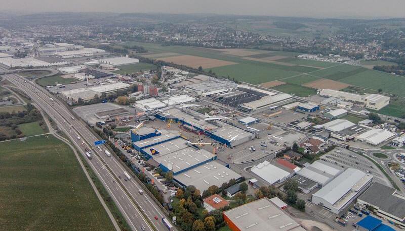 Sinsheim aus der Vogelperspektive. Im Vordergrund das Auto- & Technikmuseum an der Autobahn 6.