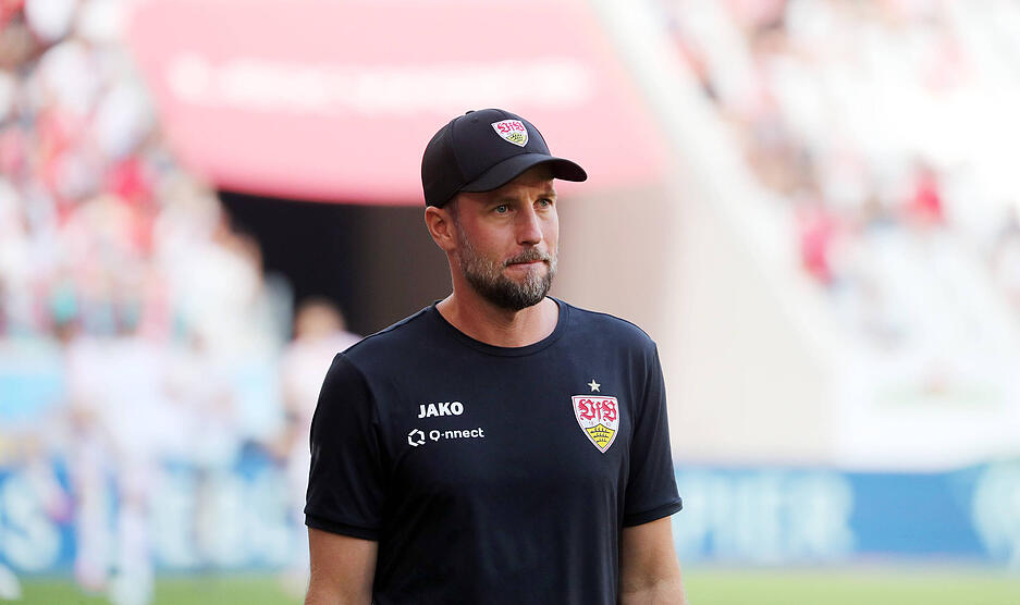 Der VfB Stuttgart geht mit Sebastian Hoeneß als Trainer auch in die Saison 2024/25.