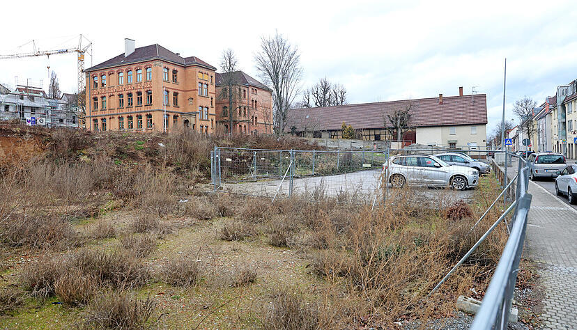 Die rund 4400 Quadratmeter gro&szlig;e Erweiterungsfl&auml;che f&uuml;r die Grundschule Alt-B&ouml;ckingen mit Lebensmittelmarkt wird derzeit f&uuml;r den Neubau vorbereitet.