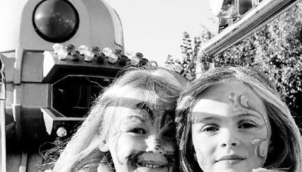 Mit bunter Schminke im Gesicht kamen die kleinen Kerwe-Besucherinnen in Fürfeld groß heraus - und mit dem Karussell hoch hinauf. (Foto: Puscher)