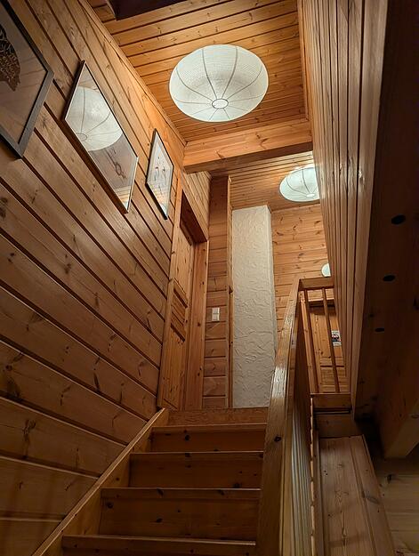Auf zwei Vollgeschossen besteht alles aus Holz: W&auml;nde, B&ouml;den, Decken und T&uuml;ren.