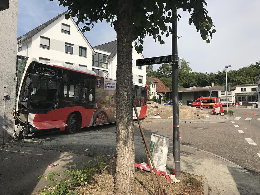 Nach ersten Erkenntnissen der Polizei kam ein Linienbus in Cleebronn aus der Rotbühlstraße aus Richtung Frauenzimmern. Schon in der Rotbühlstraße beschädigte der Bus ein parkendes Auto und er streifte ein entgegenkommendes Fahrzeug.