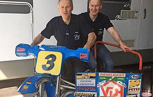 Klaus (vorne) und Thomas Weinmann auf ihrer alten Wettkampfmaschine der niederl&auml;ndischen Manufaktur EML.
Fotos: privat