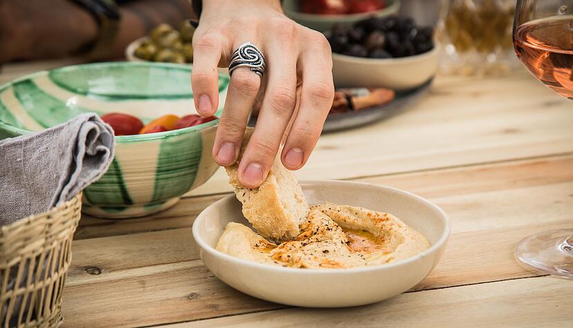 Vorsicht, Sesam! Hummus & Co. könnten Salmonellen enthalten. Wie kommt das und wer ist besonders gefährdet? Vorsicht, Sesam! Hummus & Co. könnten Salmonellen enthalten. Wie kommt das und wer ist besonders gefährdet?