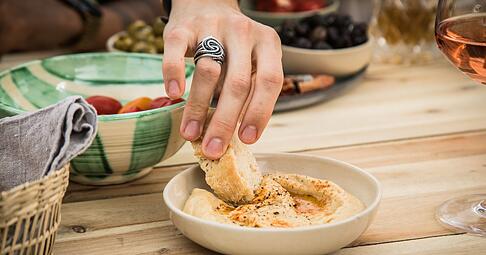 Vorsicht, Sesam! Hummus & Co. könnten Salmonellen enthalten. Wie kommt das und wer ist besonders gefährdet?