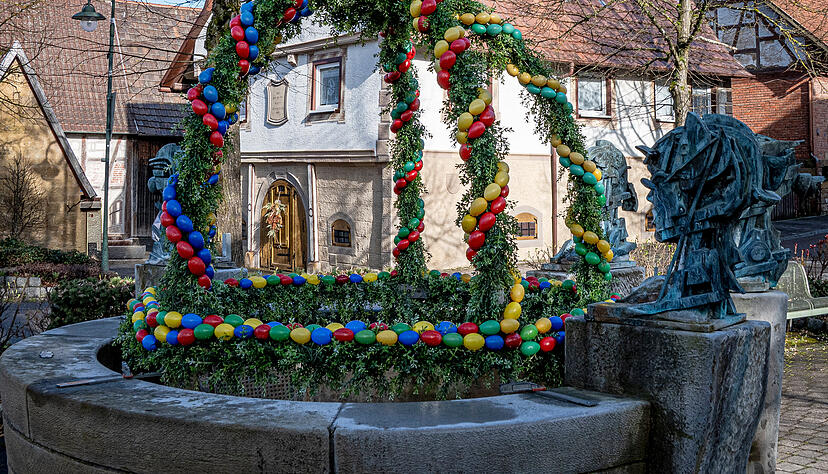In Pfaffenhofen-Weiler verziert der Osterbogen den Platz rund um die Kunst von Gunther Stilling. In Pfaffenhofen-Weiler verziert der Osterbogen den Platz rund um die Kunst von Gunther Stilling.
