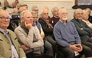 Reges Interesse an der Geschichte: Voll besetzt war der alte Ratssaal beim Vortrag über den NS-Kreisleiter Ferdinand Dietrich.
Fotos: Renate Väisänen Reges Interesse an der Geschichte: Voll besetzt war der alte Ratssaal beim Vortrag über den NS-Kreisleiter Ferdinand Dietrich.
Fotos: Renate Väisänen