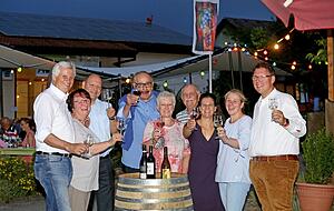 Auf ein erfolgreiches 34. Wengertfescht stoßen gemeinsam an: Genossenschaftskellerei-Geschäftsführer Karl Seiter, Fest-Bürgermeisterin Monika Drautz, der neue WG-Chef Michael Eißler, Künstler Arthur J. Elser, Renate, Wolfgang und Ines Kießling, Silke Albrecht und Markus Drautz (von links). Foto: Ralf Seidel Auf ein erfolgreiches 34. Wengertfescht stoßen gemeinsam an: Genossenschaftskellerei-Geschäftsführer Karl Seiter, Fest-Bürgermeisterin Monika Drautz, der neue WG-Chef Michael Eißler, Künstler Arthur J. Elser, Renate, Wolfgang und Ines Kießling, Silke Albrecht und Markus Drautz (von links). Foto: Ralf Seidel