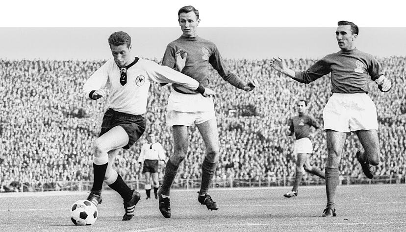 Im zweiten L&auml;nderspiel nach dem Viertelfinal-Aus bei der WM 1962 in Chile trennte sich eine neuformierte deutsche Nationalmannschaft in Stuttgart mit 2:2 von der Equipe tricolore. Foto: imago