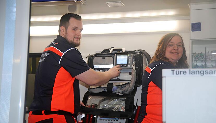 Beim Dienstantritt kontrolliert die Besatzung, ob im Wagen alles funktioniert.